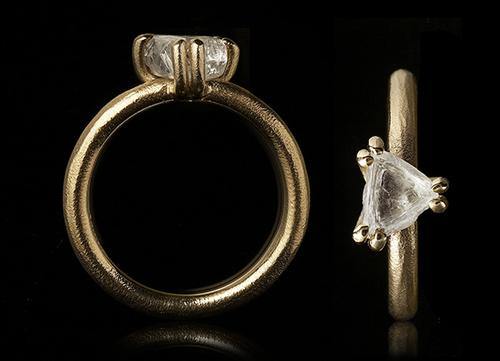 <strong>1.87 ct. </strong> Naturlig Hvid Trekantet Rå Diamant i 14 kt. Håndlavet Guldring - Rough Diamonds DK