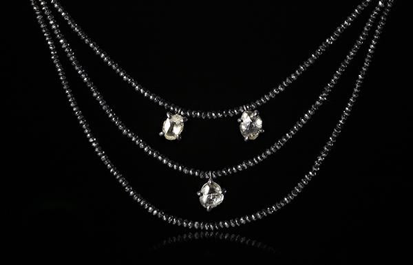 <strong>6.11 ct.</strong> Naturlige Rå Diamanter & <strong>48.28 ct.</strong> Sorte Facetterede Diamanter i Håndlavet Collier - Rough Diamonds DK