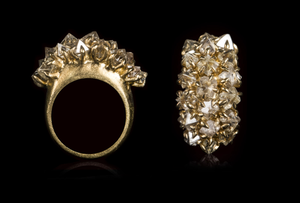 <strong>8.69 ct.</strong> Naturlige Hvidlige Klare Octahedron Rå Diamanter i 14 kt. Håndlavet Guldring - Rough Diamonds DK